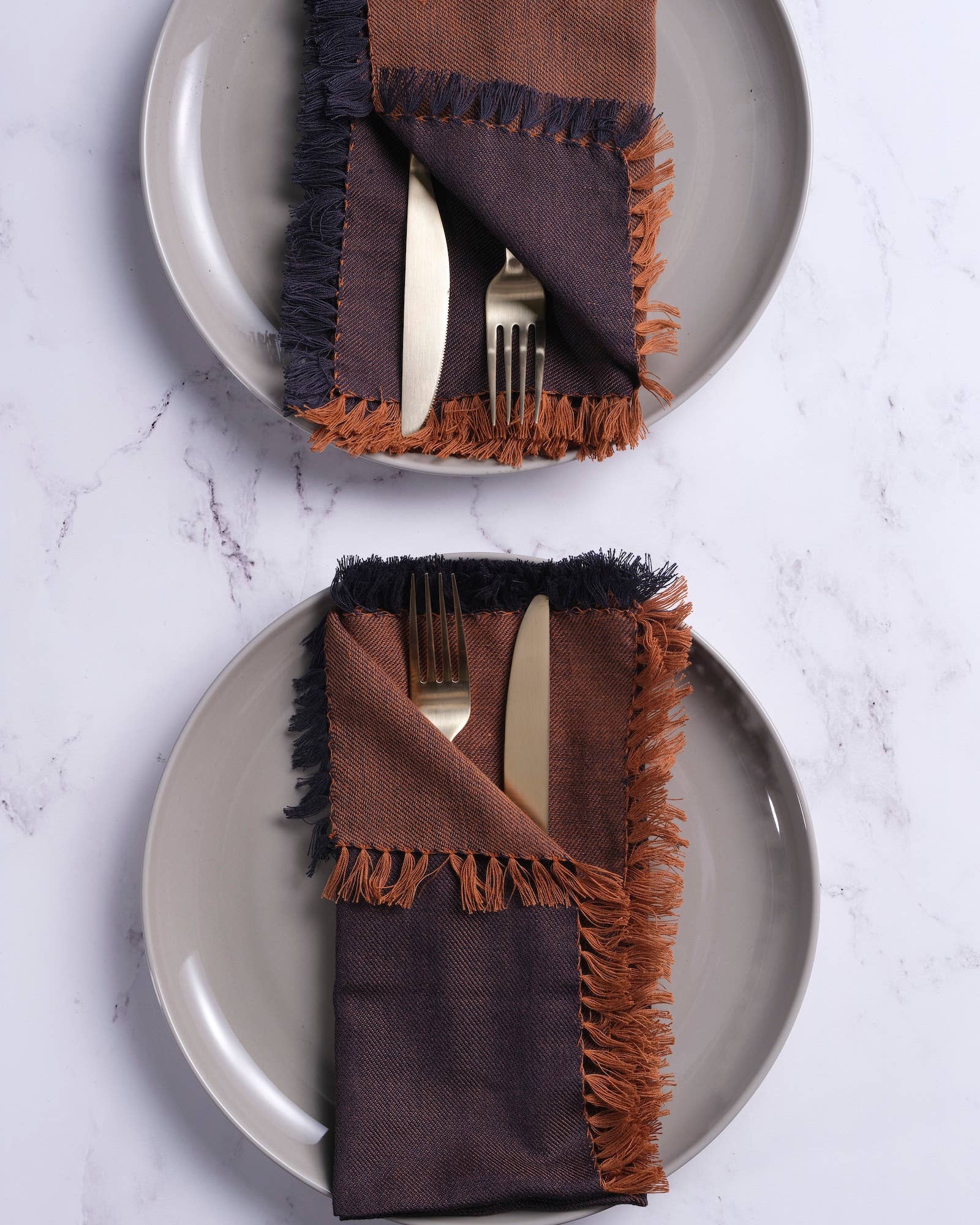 Reversible Fringe Cotton Dinner Napkins in Amber and Black