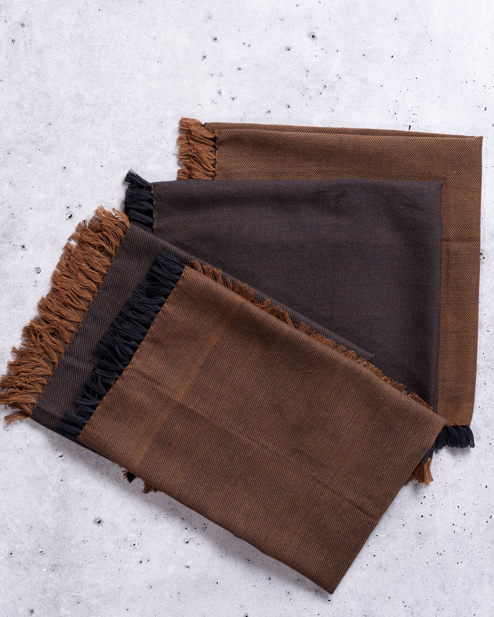 Reversible Fringe Cotton Dinner Napkins in Amber and Black
